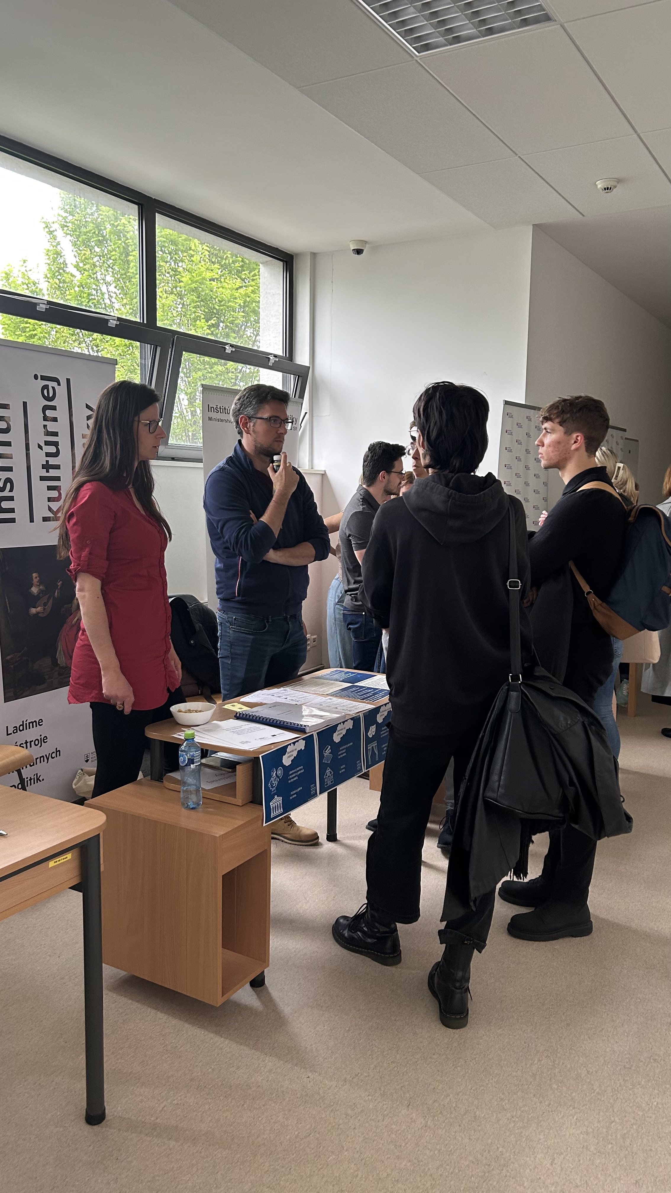 img 9509 | Ministerstvo financií Slovenskej republiky Fotografia analytikov v stánku na kariérnom dni