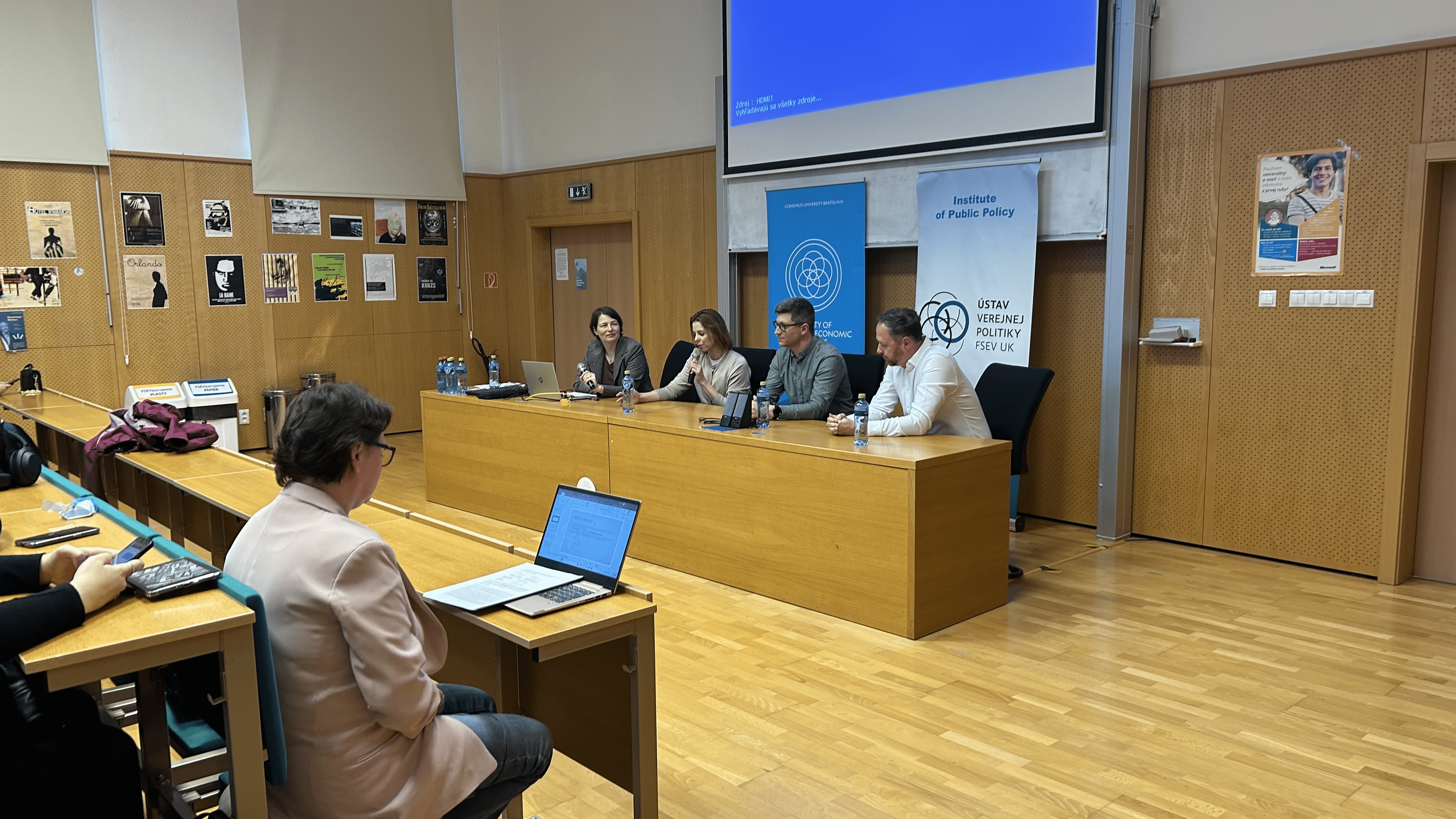 img 9523 | Ministerstvo financií Slovenskej republiky Fotografia analytikov počas diskusie