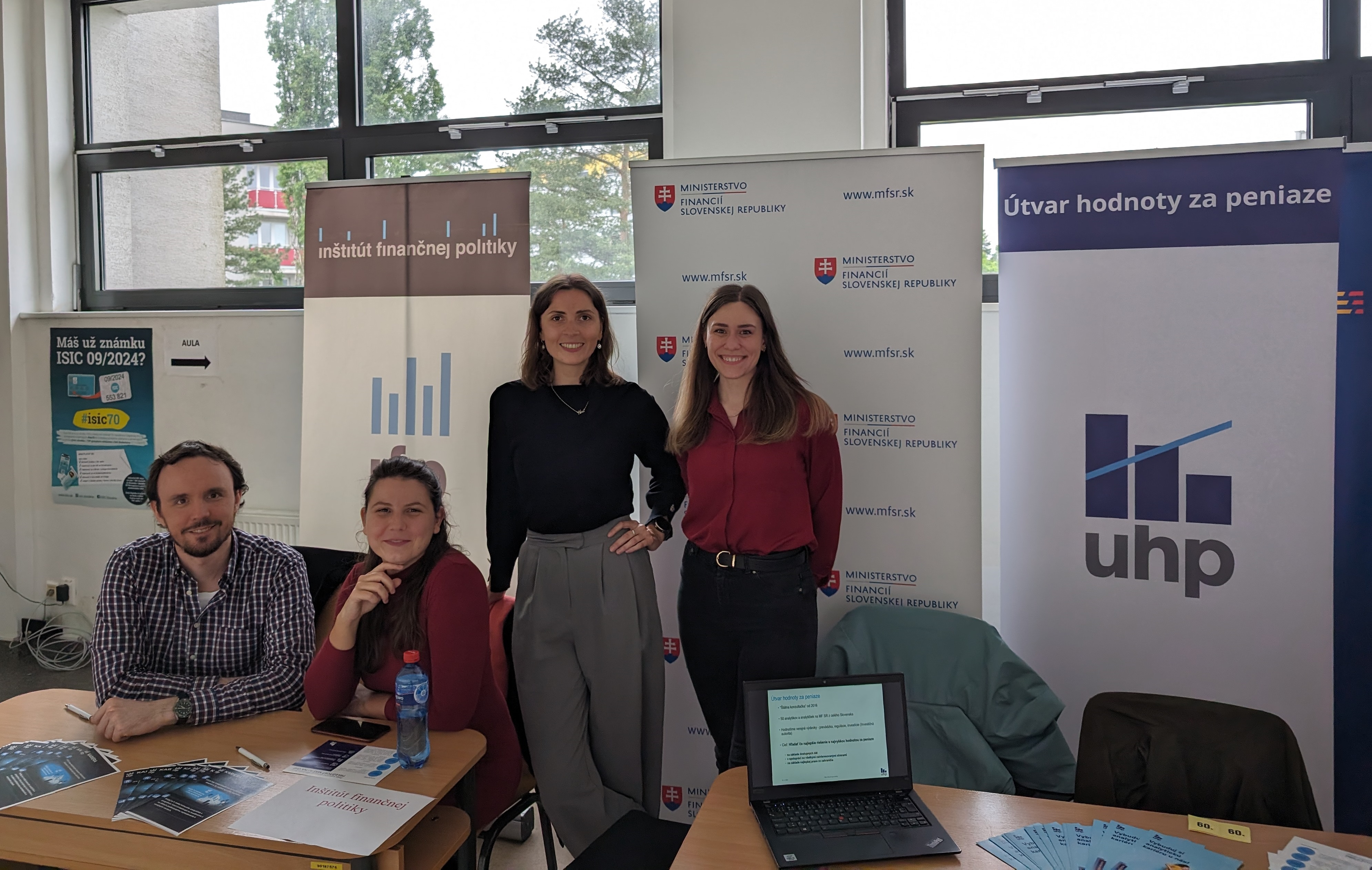 pxl 20240416 141653686 | Ministerstvo financií Slovenskej republiky Fotografia analytikov na kariérnom dni